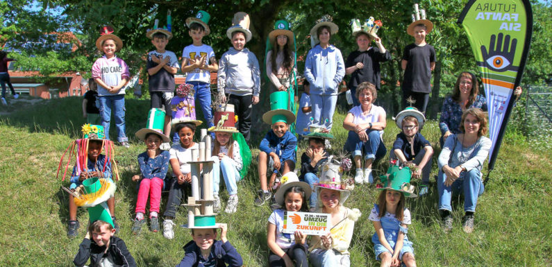 Grundschul-Workshop der Alten Polizei: Aus altem Material entstehen kunstvolle Hüte
