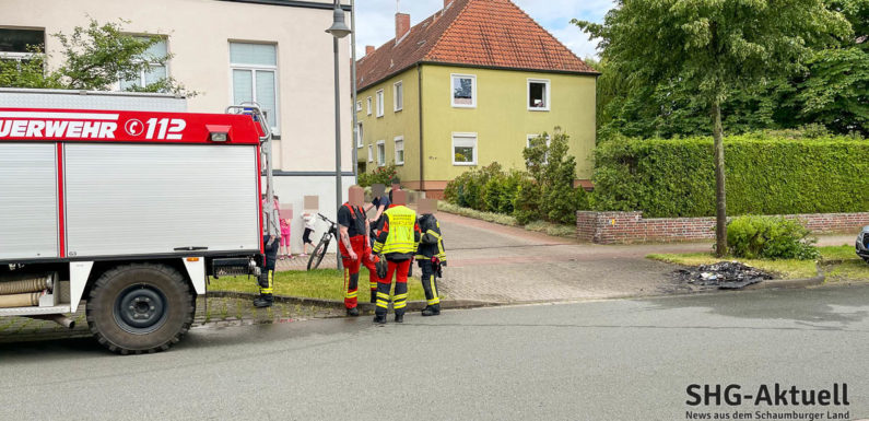 Bückeburg: Feuerwehr löscht brennende Papiermülltonnen