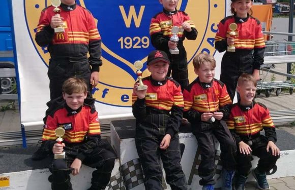Pokale vor dem Supermarkt: Kartslalom in Wunstorf ist Sonntagsziel der SMC Fahrer