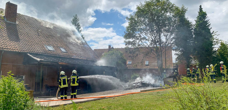 Rinteln: Feuerwehr löscht brennenden Haus-Anbau / Autofahrer missachtet Straßensperre