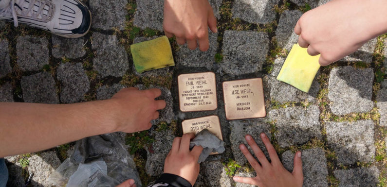 Ein Tag gegen das Vergessen: Bückeburger Oberschüler lassen Stolpersteine wieder glänzen