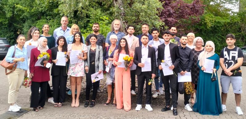 „Endlich geschafft“: Erfolgreiche Schulabschlüsse im Zweiten Bildungsweg der VHS Schaumburg