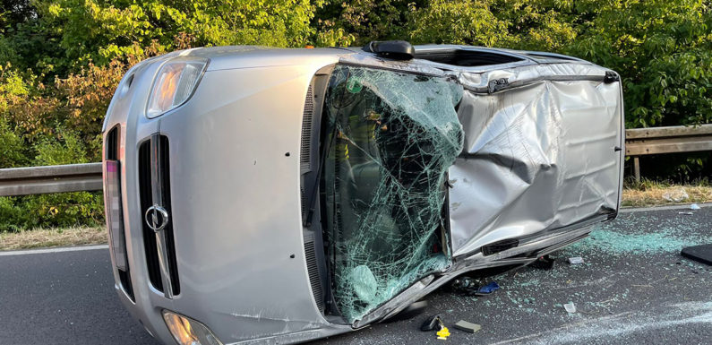 Bückeburg: Auto überschlägt sich auf der B65 / Fünf Verletzte