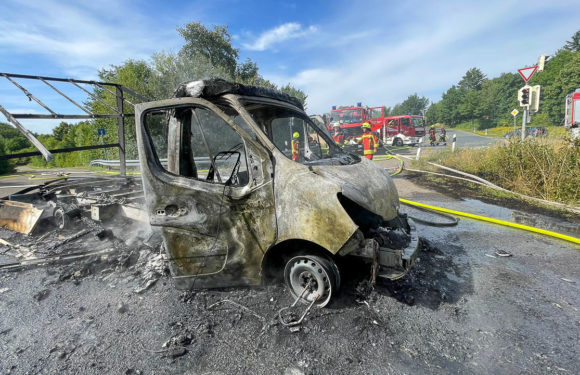 Bückeburg: Transporter fängt Feuer und setzt Getreidefeld in Brand