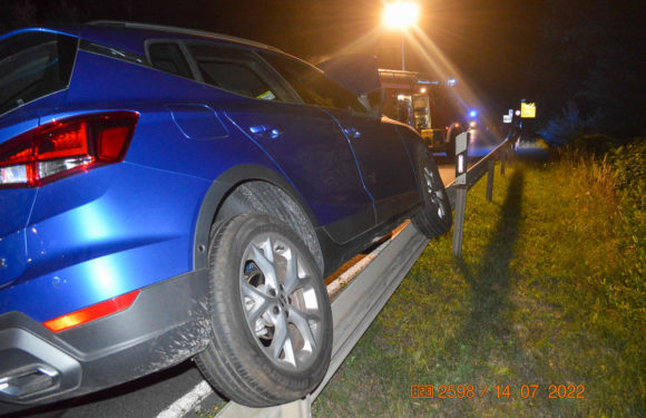 B83: Nach Ausweichmanöver mit Auto auf Leitplanke gelandet