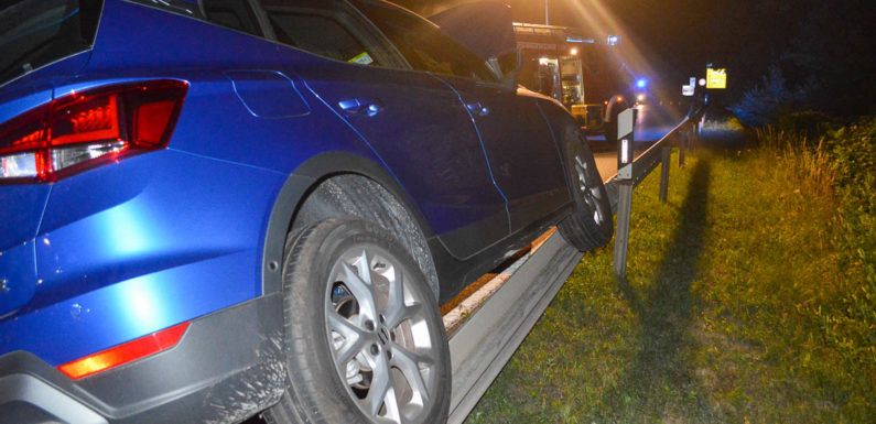 B83: Nach Ausweichmanöver mit Auto auf Leitplanke gelandet