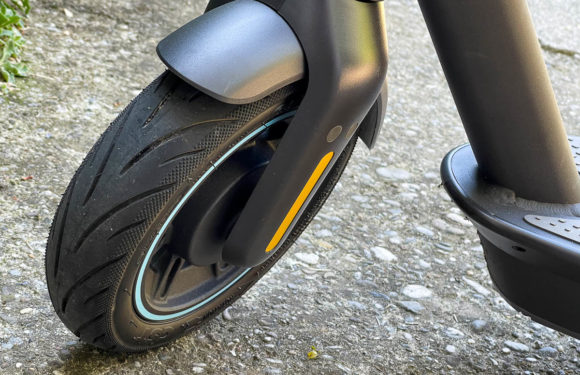 E-Scooter als „Geisterfahrer“ unterwegs: Bückeburger (20) muss nach Unfall ins Krankenhaus