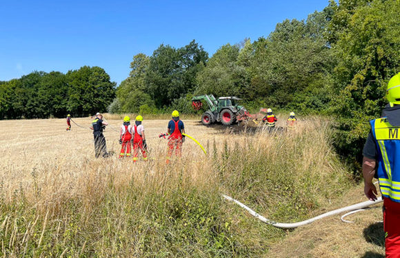 Feuerwehr löscht Brand auf Acker bei Meinsen