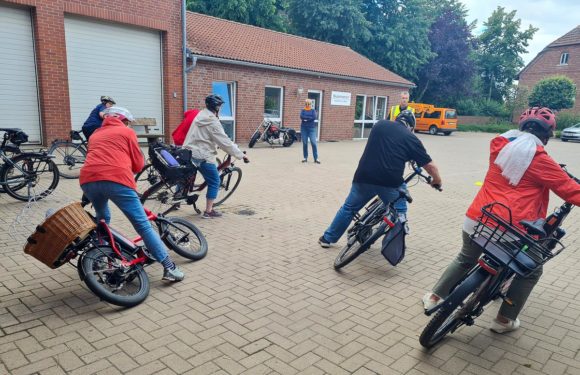 Von Schrittgeschwindigkeit über Slalom bis zur Vollbremsung: Fahrradtraining „Fit dem Pedelec“ von Polizei, ADFC und Verkehrswacht