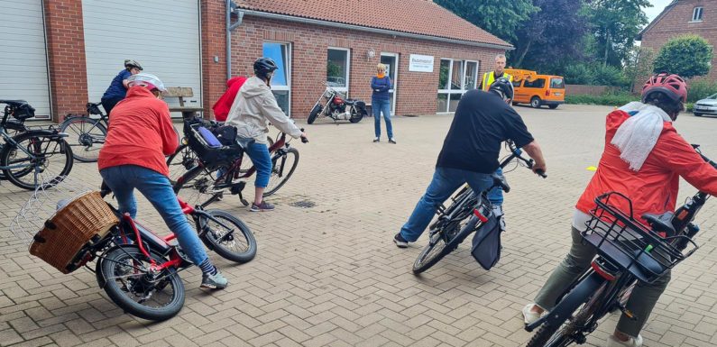 Von Schrittgeschwindigkeit über Slalom bis zur Vollbremsung: Fahrradtraining „Fit dem Pedelec“ von Polizei, ADFC und Verkehrswacht