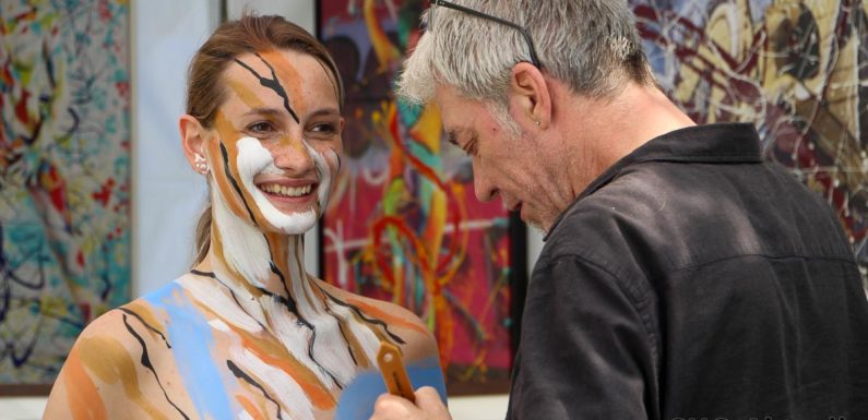 Kunstmarkt Open Art und Benefiz-Ausstellung in sonniger Fusion / Bodypainting mit Jörg Düsterwald