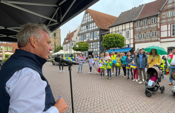 „Hey Hey Rise Up“: Ukraine-Friedensdemo in Stadthagen