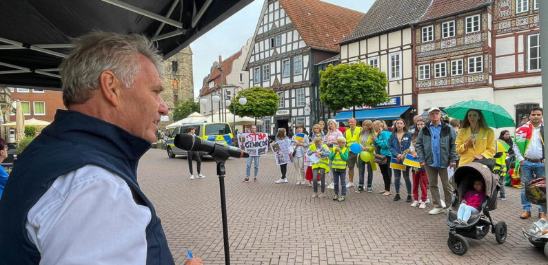 „Hey Hey Rise Up“: Ukraine-Friedensdemo in Stadthagen