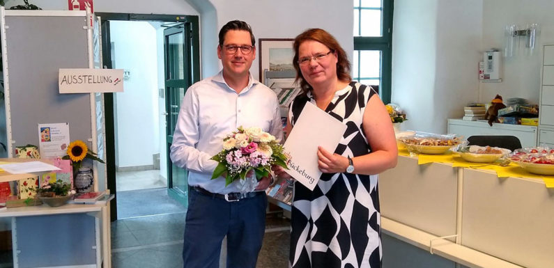 Leiterin der Stadtbücherei Bückeburg feiert 25-jähriges Dienstjubiläum
