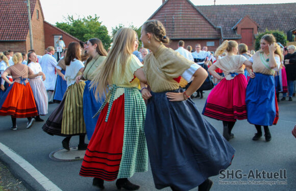 Wo die roten Röcke fliegen: Evesen feiert Erntefest mit zahlreichen Besuchern
