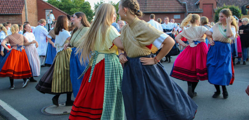 Wo die roten Röcke fliegen: Evesen feiert Erntefest mit zahlreichen Besuchern