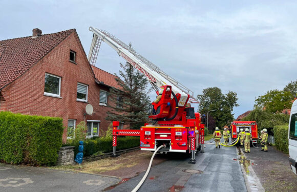 Dachstuhlbrand nach Blitzeinschlag in Enzen
