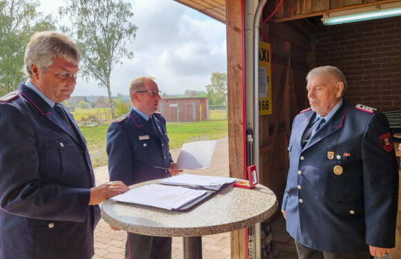 Gerd Kotzuschkewitz für 60-jährige Mitgliedschaft in der Feuerwehr Auhagen/Düdinghausen geehrt