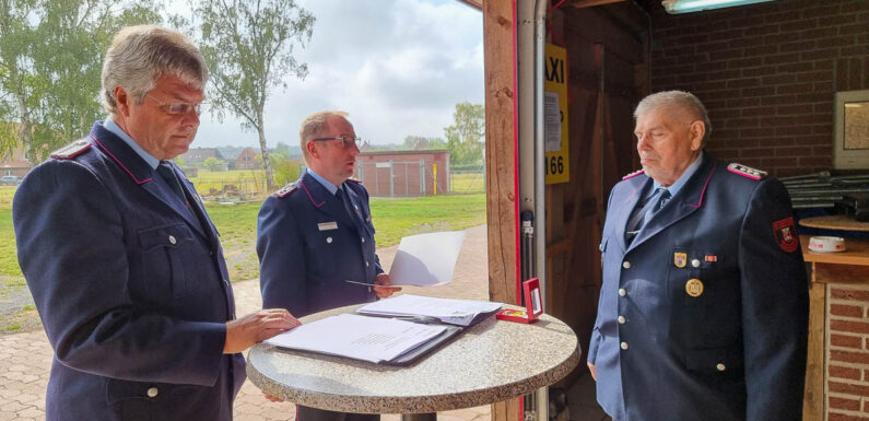 Gerd Kotzuschkewitz für 60-jährige Mitgliedschaft in der Feuerwehr Auhagen/Düdinghausen geehrt