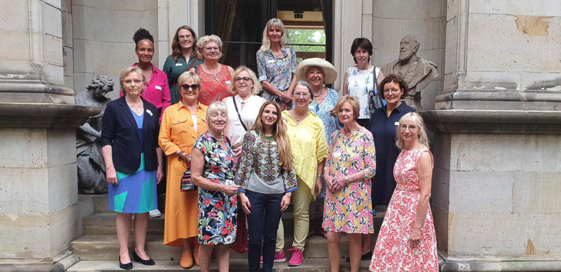 Ausflug zu einem ganz besonderen „frauenOrt“: VdU Niedersachsen besucht Schloss Bückeburg