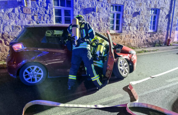 Feuerwehr nach Unfall in Hagenburg alarmiert: „Elektro-Auto soll brennen“