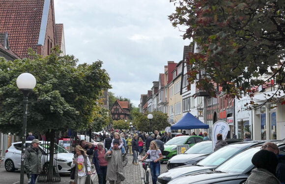 Glanz und neue Modelle in der Innenstadt: Stadthagen lädt zur Autoschau ein