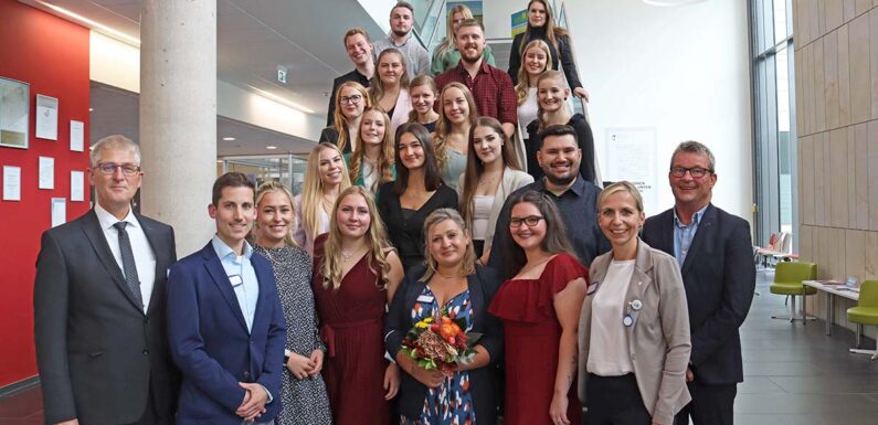 Start in die Berufswelt: Erfolgreiche Examensprüfungen und Ausbildungsbeginn am Agaplesion Ev. Klinikum Schaumburg