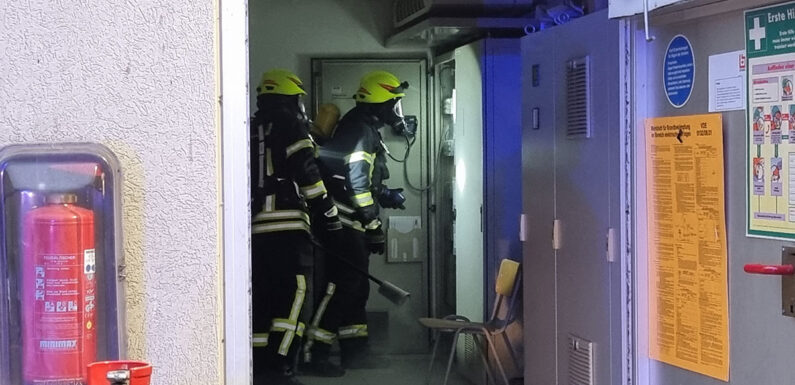 Feuerwehr löscht Schmorbrand in der Elektroverteilung der AWS