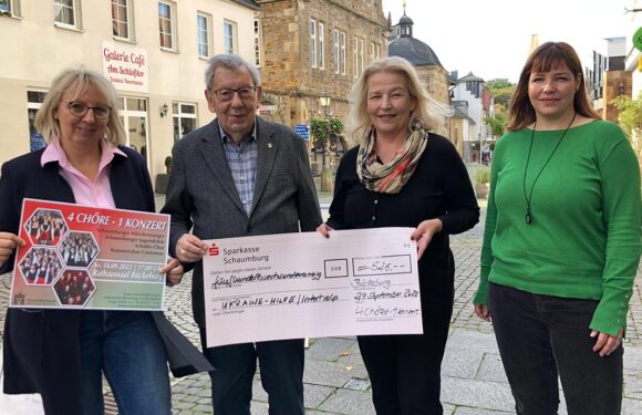 Ein erfüllendes Erlebnis mit gutem Zweck: Vier Bückeburger Chöre spenden nach gemeinsamen Konzert an Interhelp