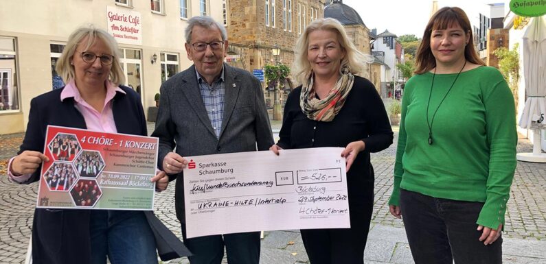 Ein erfüllendes Erlebnis mit gutem Zweck: Vier Bückeburger Chöre spenden nach gemeinsamen Konzert an Interhelp