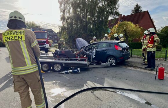 Enzen: Anhänger rammt Auto im Gegenverkehr