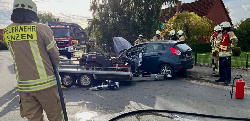 Enzen: Anhänger rammt Auto im Gegenverkehr