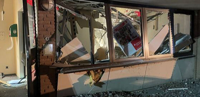 Auetal: Unbekannte sprengen Sparkassen-Geldautomaten und richten großen Schaden an