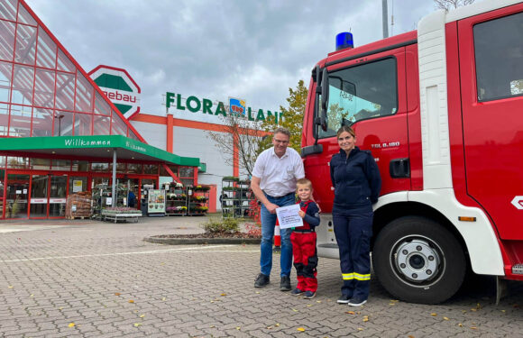 Handschuhe und Geld für Latzhosen zur Unterstützung der Kinderfeuerwehr „Kleine Feuerlöscher“