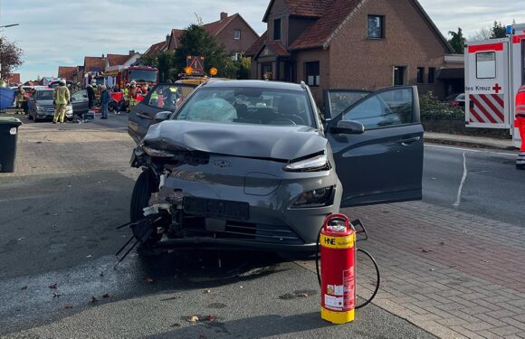 Verkehrsunfall vor Feuerwehrgrundstück in Enzen