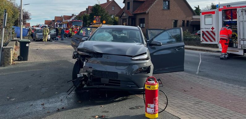 Verkehrsunfall vor Feuerwehrgrundstück in Enzen