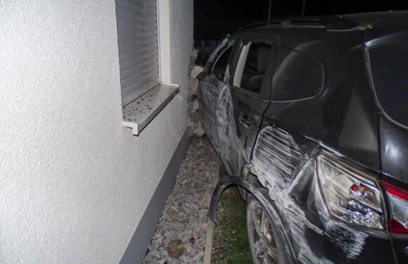 Gas und Bremse verwechselt: Auto kracht gegen Hausfassade