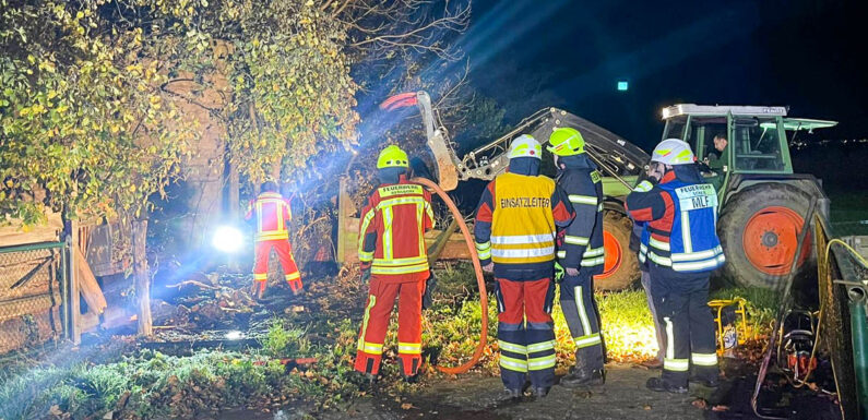 Feuerwehreinsatz in Scheie: Baum brennt, Hauptstraße wegen Löscharbeiten gesperrt