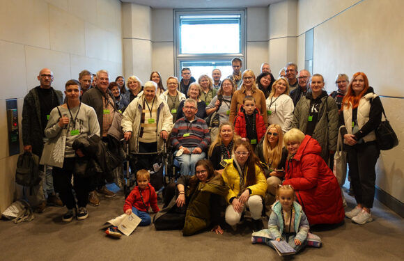 Buntgemischte Besuchergruppe zu Besuch bei Marja-Liisa Völlers in Berlin