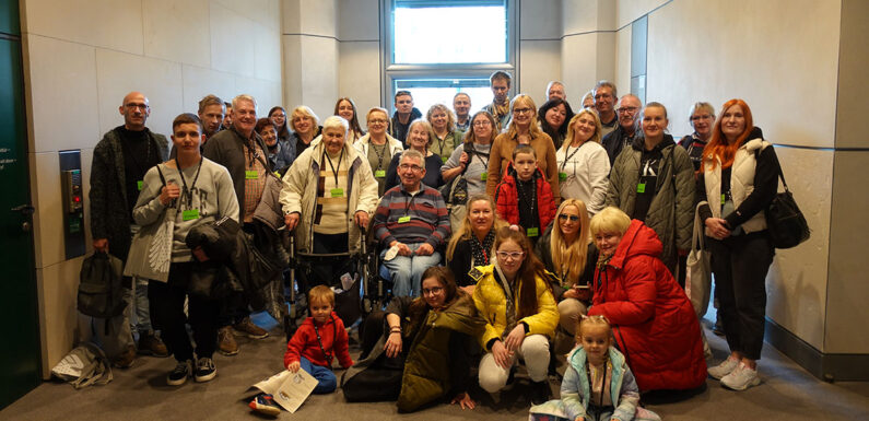 Buntgemischte Besuchergruppe zu Besuch bei Marja-Liisa Völlers in Berlin