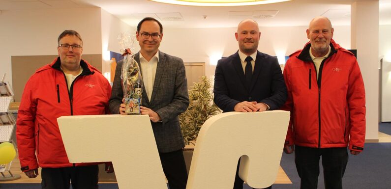 Damit Blutspender auch weiter gut bewirtet werden können: Volksbank spendet dem DRK Sozialkreis eine neue Küchenausstattung