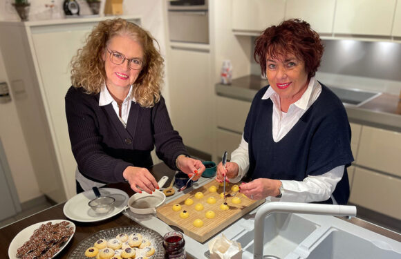 Auf die Plätzchen, fertig, los: Naschen für die Bückeburger Tafel mit dem Lions-Club Porta Westfalica-Judica beim Weihnachtsmarkt „Bückeburg glüht auf“