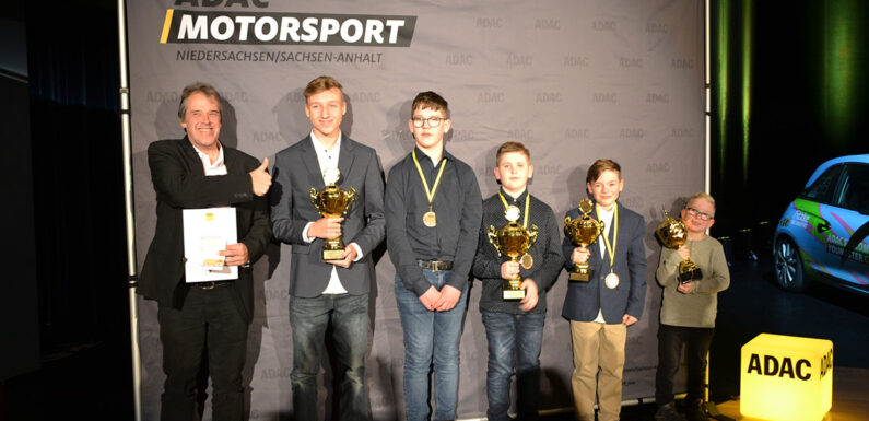 SMC-Vorsitzender Olaf Tegeler und Kartfahrer auf ADAC-Gala geehrt