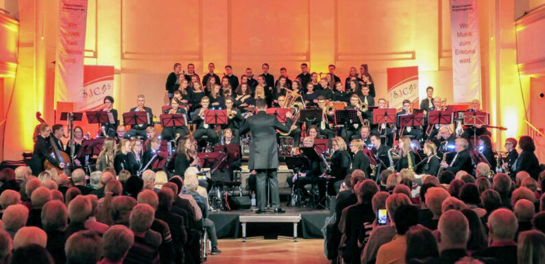 “Geschichten von Fledermaus und Strauss”: Konzert mit Blasorchester Krainhagen und dem Schaumburger Jugendchor