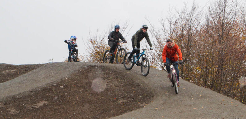 Dirtbike-Anlage in Bückeburg eröffnet: Gute Zusammenarbeit von Stadt und Jugendlichen