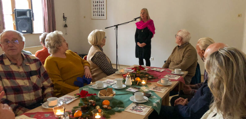 Das Licht in dunklen Zeiten sehen: Städtische Senioren-Adventsfeier in der Begegnungsstätte