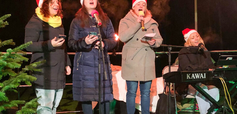 Trotz Regen zusammenstehen und singen: Weihnachtssingen im Jahnstadion mit VfL, Bürgerbataillon und Landeskirche stimmten auf das Fest ein