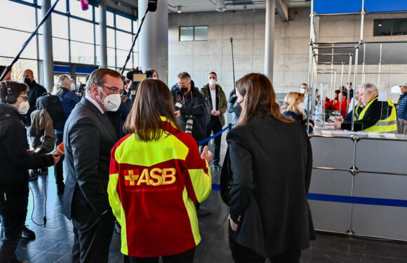 Niedersachsens Innenminister Boris Pistorius informiert sich über aktuelle Situation auf dem Messegelände