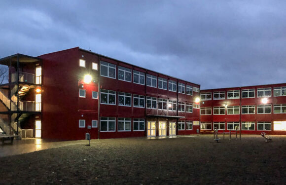 Neustart mit Neubaustandard: Bückeburger Verwaltung, Schul- und Elternvertreter besichtigen Modulschule in Langenhagen