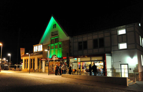 Alte Bekannte und Stand-Up Comedian im Programm: Konzertreihe im ASB-Bahnhof Barsinghausen startet in die neue Saison